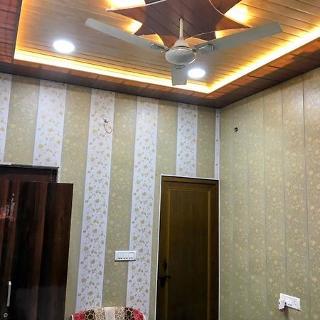 Hotel Raju Homestay Ayodhya 150 Meters From Shree Ram Janmbhoomi Temple 200 Meters From Ayodhya Dham Railway Station Eksteriør billede