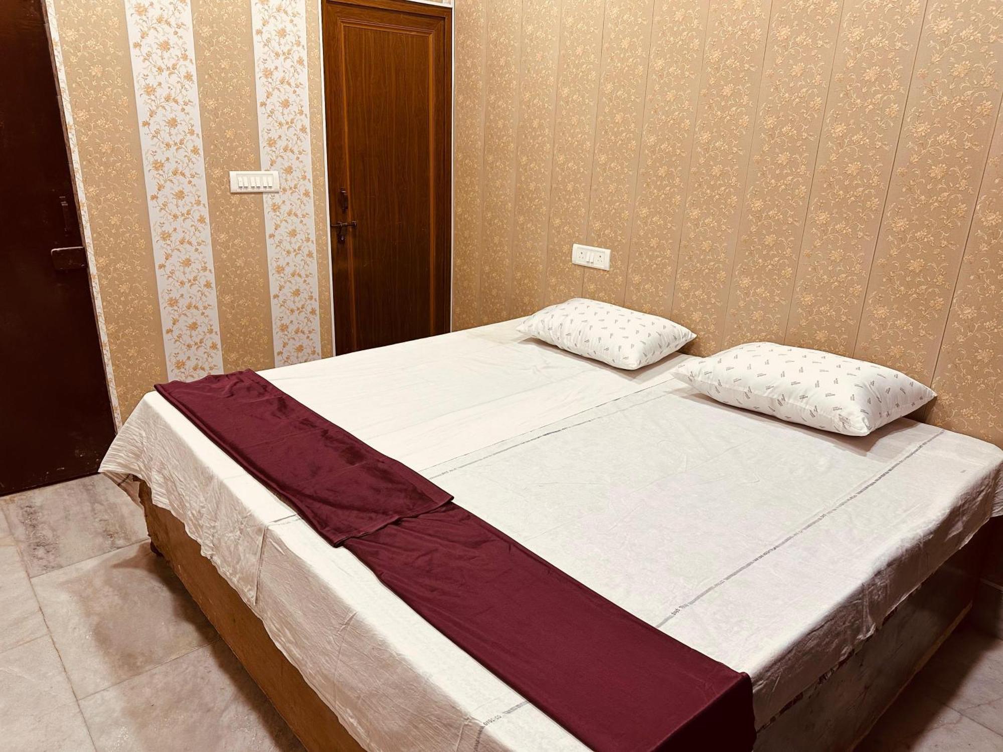 Hotel Raju Homestay Ayodhya 150 Meters From Shree Ram Janmbhoomi Temple 200 Meters From Ayodhya Dham Railway Station Eksteriør billede