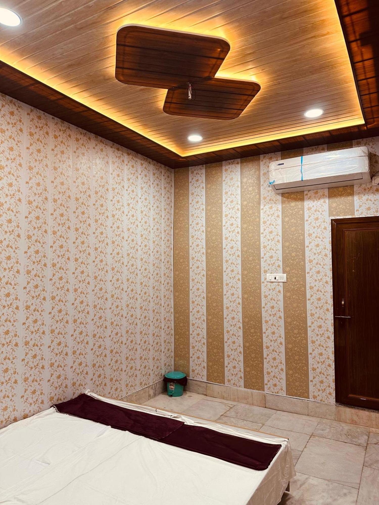 Hotel Raju Homestay Ayodhya 150 Meters From Shree Ram Janmbhoomi Temple 200 Meters From Ayodhya Dham Railway Station Eksteriør billede