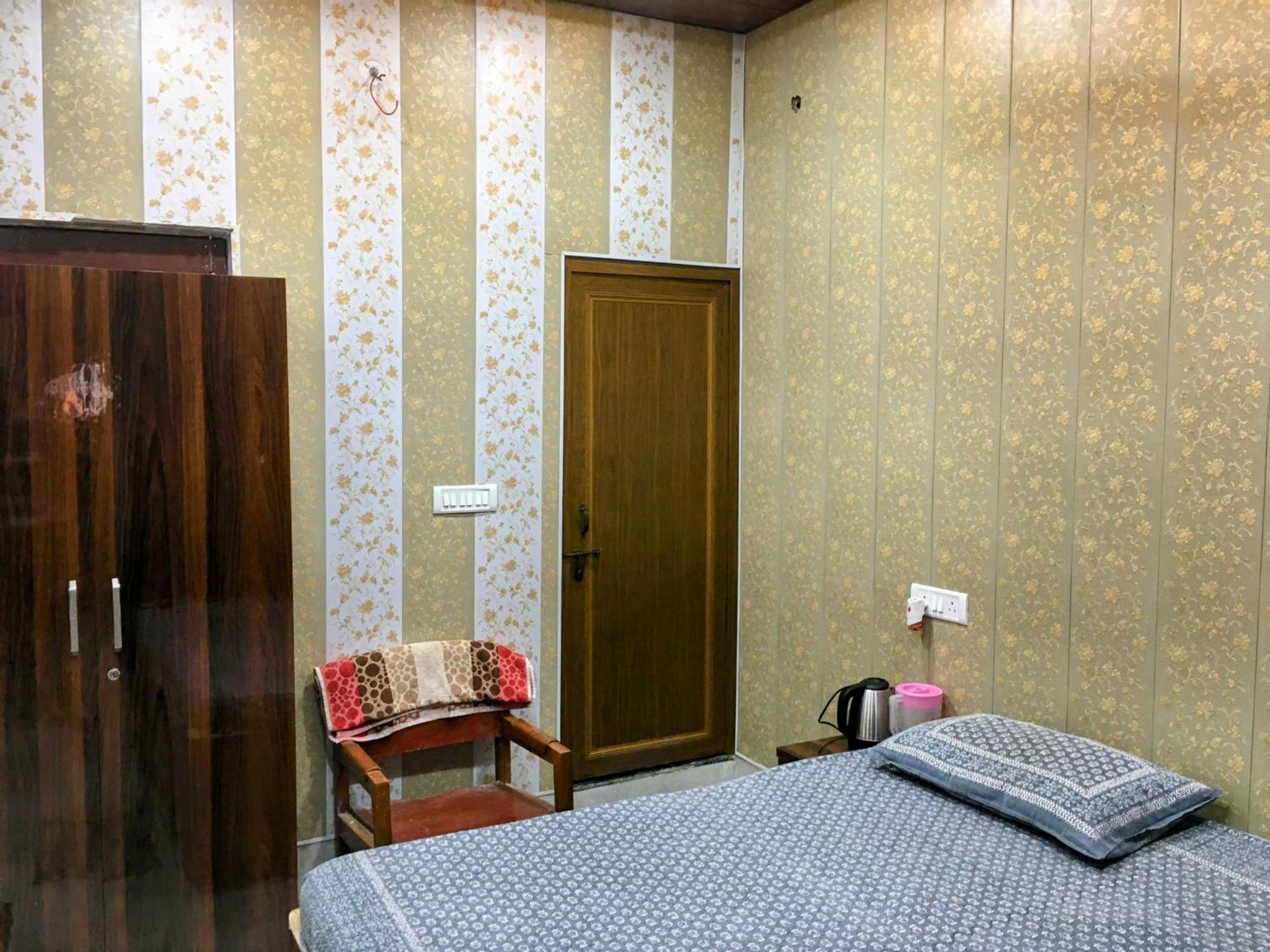 Hotel Raju Homestay Ayodhya 150 Meters From Shree Ram Janmbhoomi Temple 200 Meters From Ayodhya Dham Railway Station Eksteriør billede