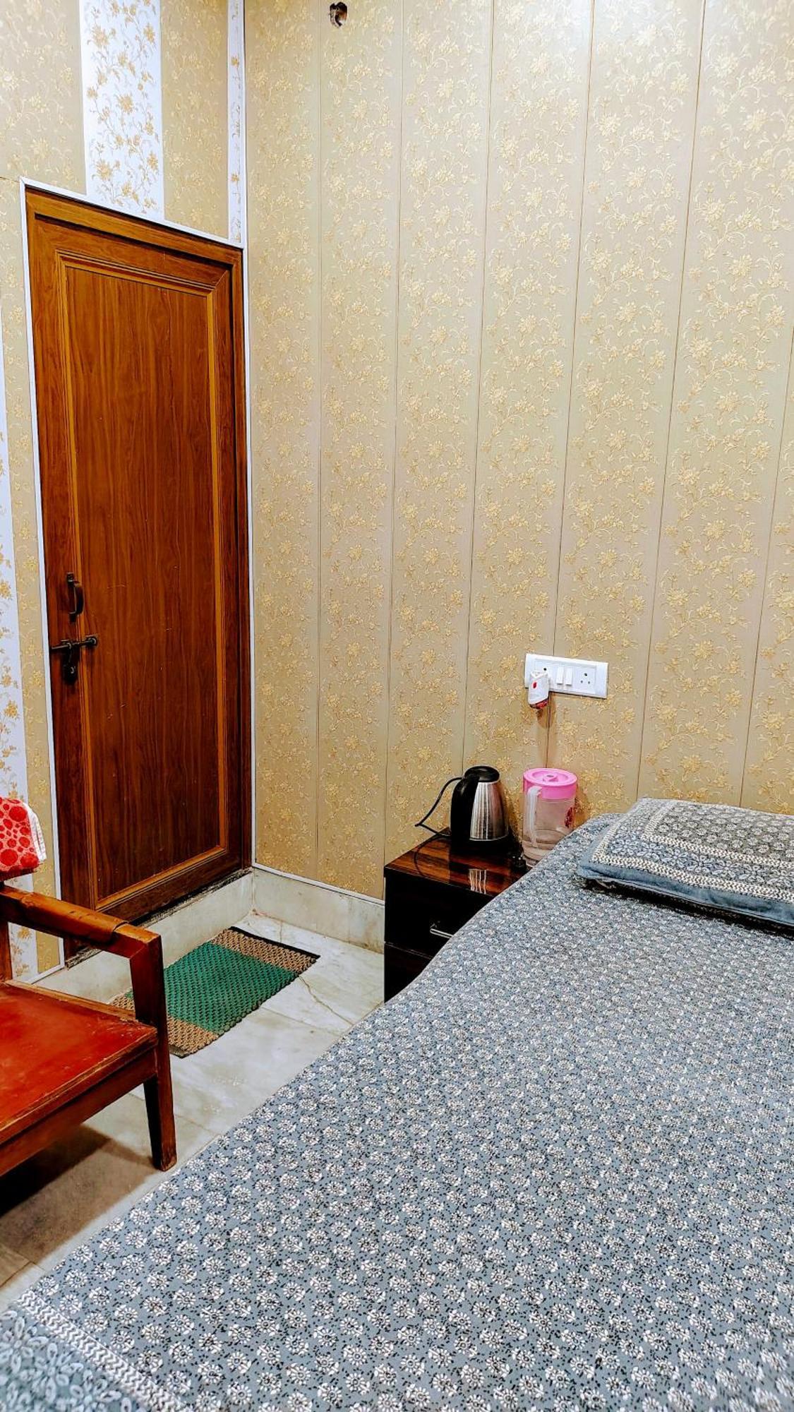 Hotel Raju Homestay Ayodhya 150 Meters From Shree Ram Janmbhoomi Temple 200 Meters From Ayodhya Dham Railway Station Eksteriør billede