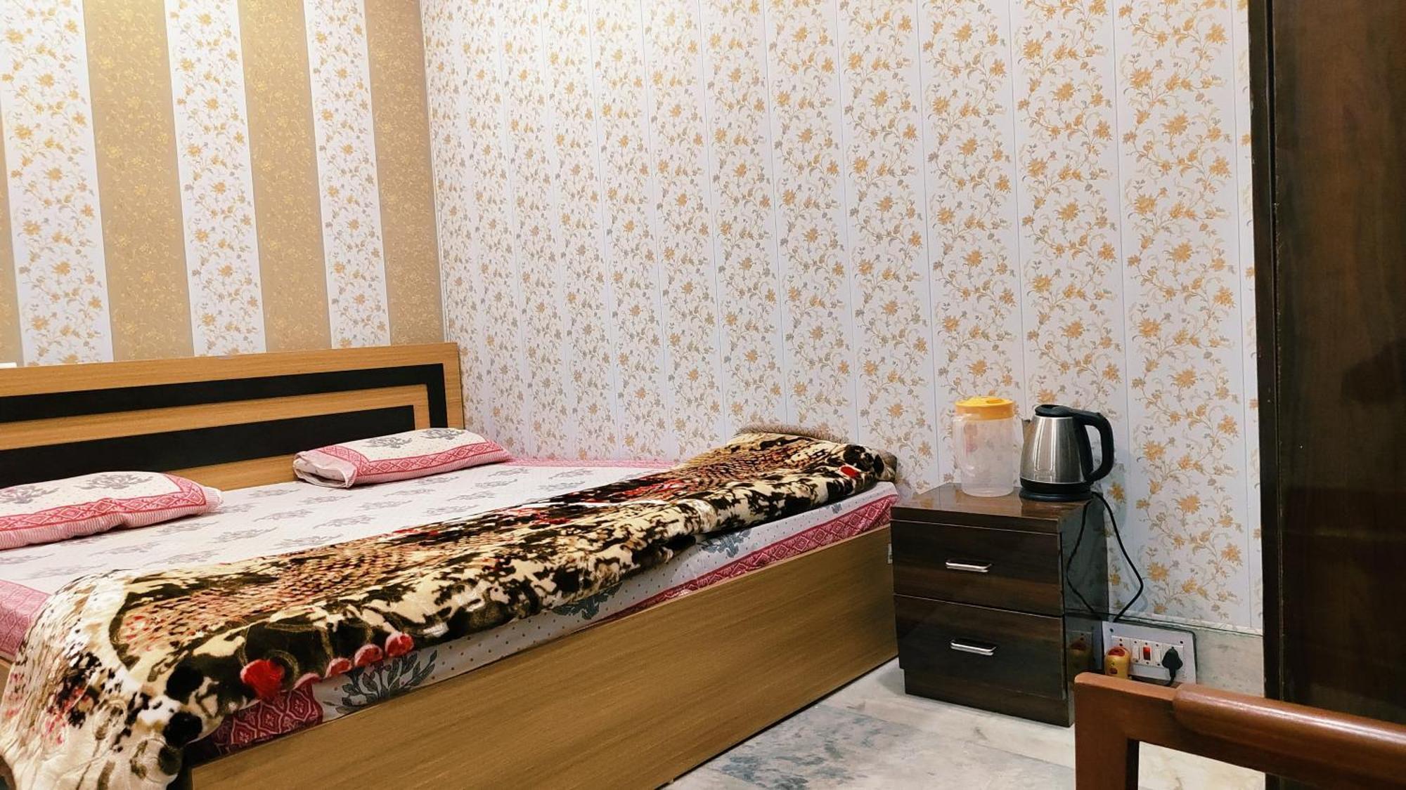 Hotel Raju Homestay Ayodhya 150 Meters From Shree Ram Janmbhoomi Temple 200 Meters From Ayodhya Dham Railway Station Eksteriør billede