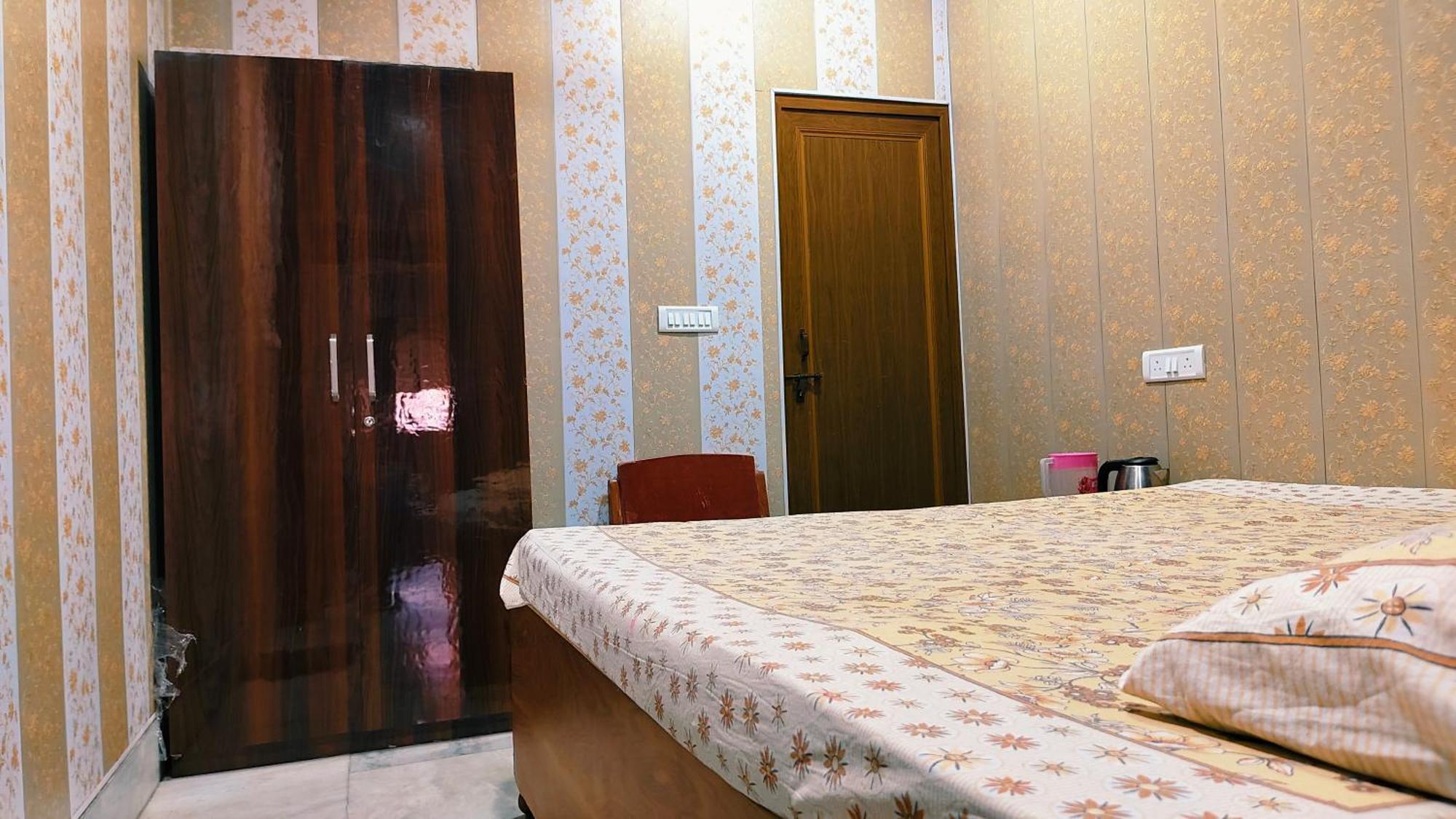 Hotel Raju Homestay Ayodhya 150 Meters From Shree Ram Janmbhoomi Temple 200 Meters From Ayodhya Dham Railway Station Eksteriør billede